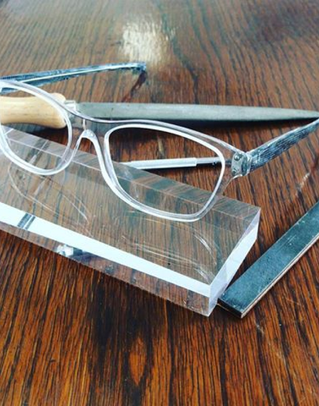 Finition de la Monture de Lunettes créée sur mesure par Le Coffret à Lunettes à Montargis - Loiret (45)